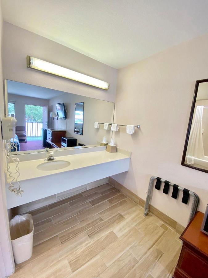 Regency Inn 페른 파크 외부 사진